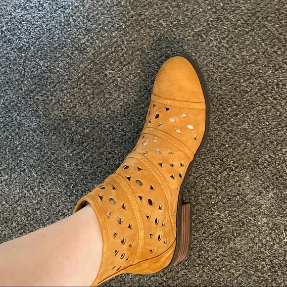 Brand new in box tan/brown ankle boots - Picture 3 of 7